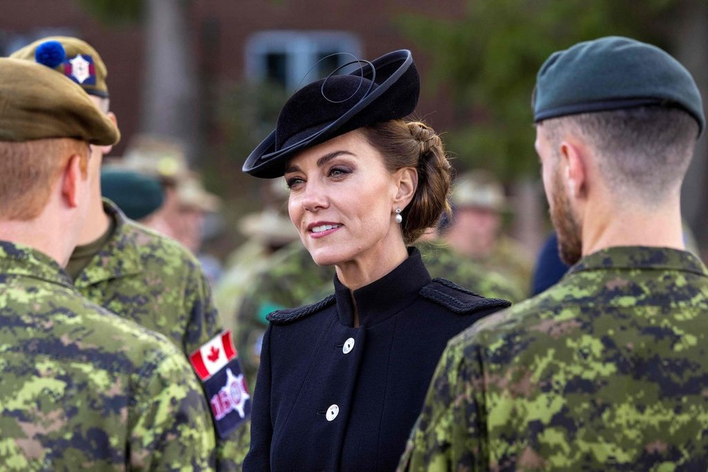 Putri Catherine, Princess of Wales, bertemu dengan tentara dari negara anggota Persemakmuran yang ditugaskan pada upacara pemakaman Ratu Elizabeth II dalam kunjungan ke Pusat Latihan Angkatan Darat Pirbright, 16 September 2022. 