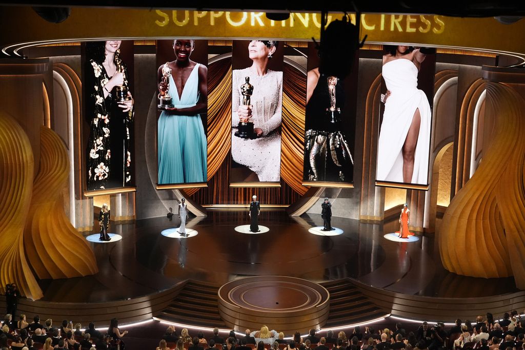 Mary Steenburgen, Lupita Nyong’o, Jamie Lee Curtis, Rita Moreno, dan Regina King (dari kiri) menyerahkan penghargaan untuk Aktris Pendukung Terbaik di Malam Anugerah Oscar, Minggu (10/3/2024), di Dolby Theatre, Los Angeles, AS.