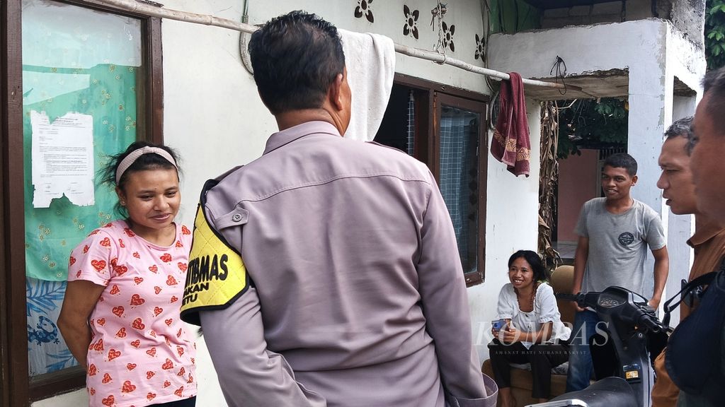 Pihak kepolisian dan aparatur desa berkomunikasi dengan penghuni indekos di RT 007 RW 002, Kampung Poncol, Kelurahan Babakan, Setu, Kota Tangerang Selatan, Senin (6/5/2024) sore. Komunikasi pun berlangsung cair dan suasana kondusif.
