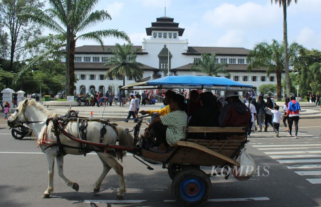 Sebuah delman melintas di depan Gedung Sate, Kota Bandung, Jawa Barat, 1  Maret 2020. Setiap akhir pekan, gedung yang menjadi kantor Gubernur Jabar tersebut dibuka untuk umum.