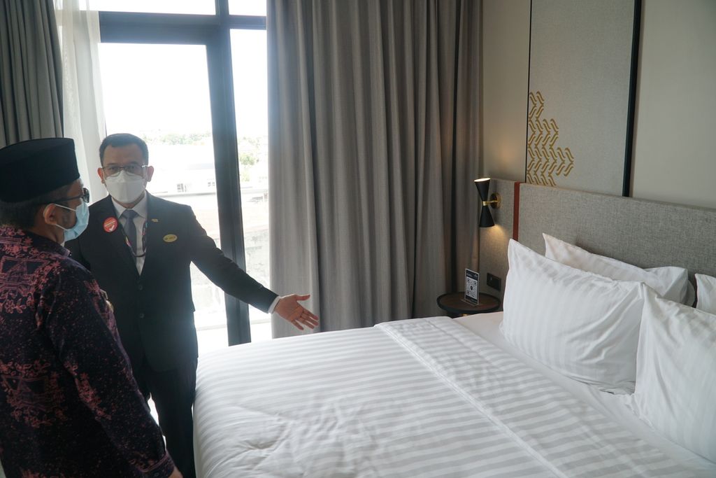 General Manager Hotel Santika Premiere Padang Ainur Rofiq Mustamar (kanan) menunjukkan kepada Wali Kota Padang Hendri Septa salah satu kamar di hotel bintang empat tersebut, di Padang, Sumatera Barat, Kamis (11/11/2021).