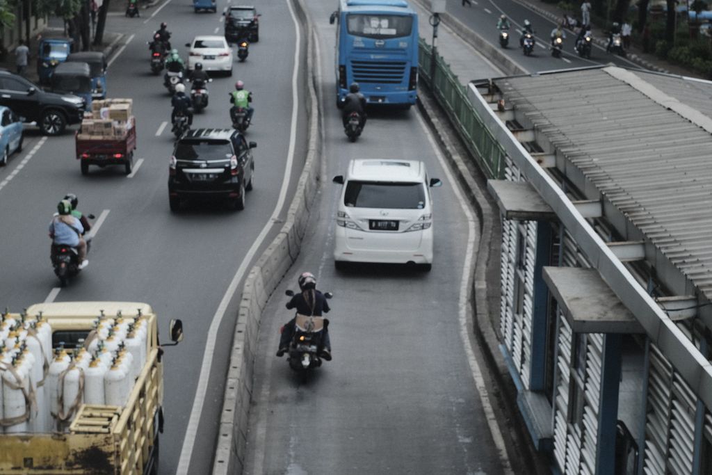 Pengendara terhenti di belakang bus Transjakarta saat menerobos <i>busway</i>, di Jakarta, Jumat (31/1/2020).