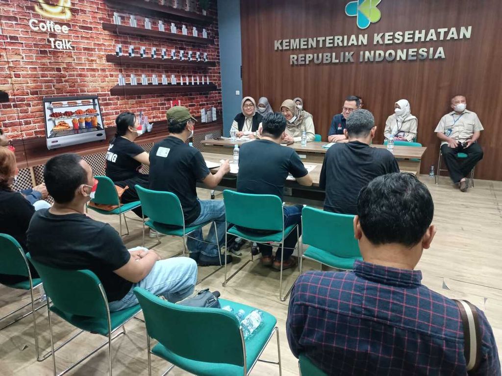 Beberapa peserta aksi sedang berdiskusi dengan pihak Kemenkes di Kantor Kemenkes, Jakarta Pusat, Senin (29/5/2023).