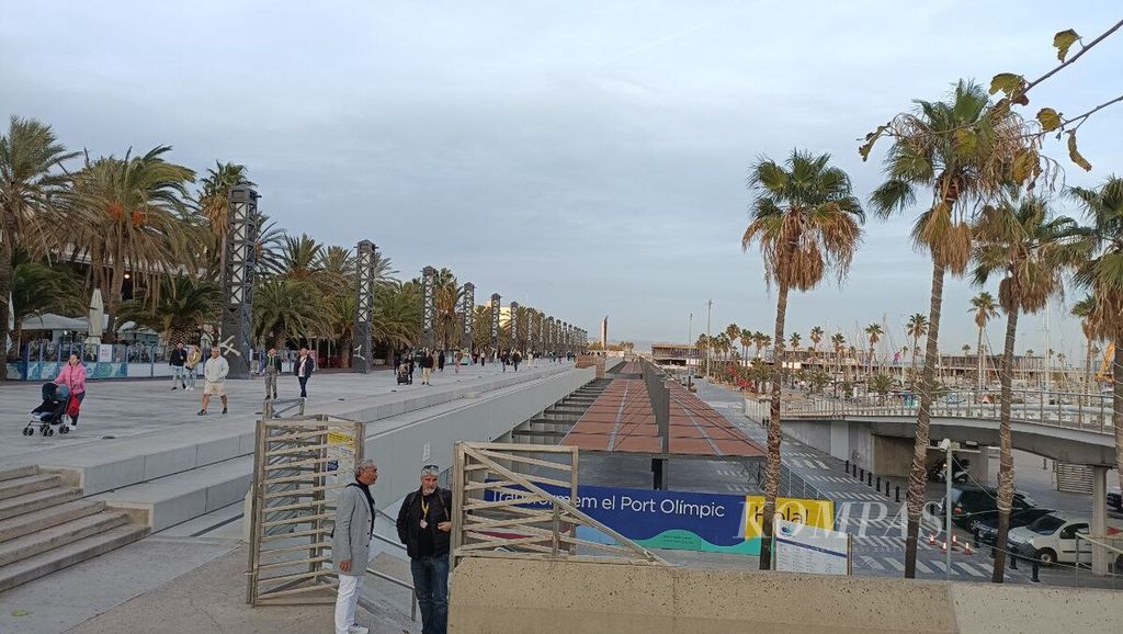 Warga menikmati senja di Marina Port Olimpic, Barcelona, Spanyol, 9 Desember 2023. 