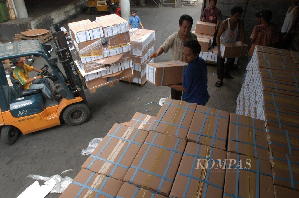 A number of workers at the printing house of PT Gramedia in Jakarta are currently moving stacks of ballot papers for the presidential election that have been sent to the electoral district of West Sumatra Province on Saturday (5/6/2004). The initial delivery of the ballot papers was intended for areas that have remote regions so that the ballot papers can reach their destination before the presidential election on July 5th, 2004.