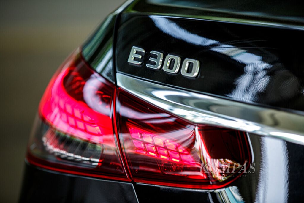 Detail lampu belakang pada New Mercedes-Benz E 300 AMG Line 2021.  