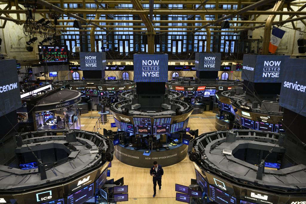Foto yang diambil per 5 Agustus 2022 ini menunjukkan beberapa pialang saham pada pembukaan di New York Stock Exchange (NYSE), 5 Agustus 2022 di Wall Street, New York. (Photo by ANGELA WEISS / AFP)