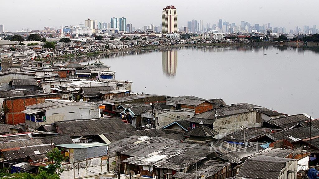 Kawasan pemukiman padat di Muara Baru, Jakarta Utara, Selasa (13/3/2018). Pemerintah Provinsi DKI diharapkan serius melakukan penataan terhadap kawasan seperti ini.