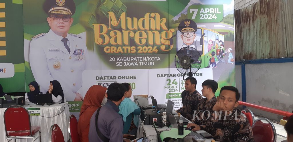 Masyarakat mendaftar program mudik gratis Lebaran 2024 di Kantor Dishub Jawa Timur, Senin (25/3/2024). Pemprov sediakan 3.318 kuota mudik gratis menggunakan bus untuk tujuan kabupaten dan kota di Jatim.