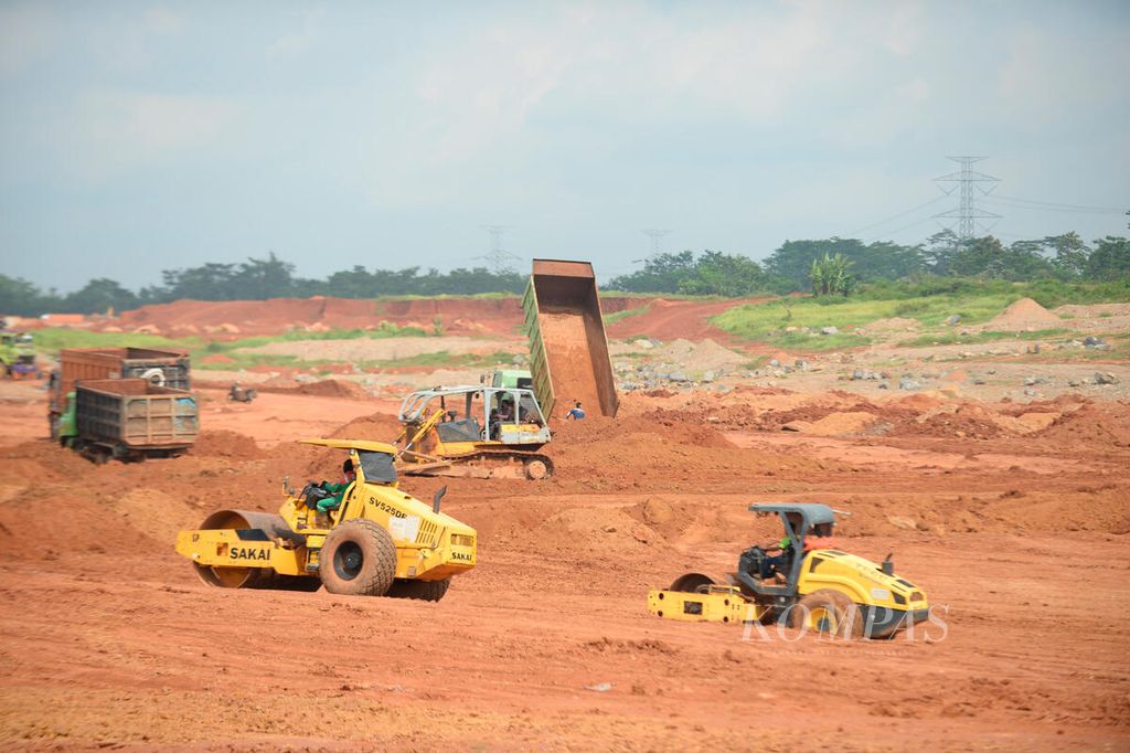 Alat berat dikerahkan guna menyiapkan lahan untuk infrastruktur pembangunan kawasan industri di Kecamatan Tulis, Kabupaten Batang, Jawa Tengah, Senin (13/6/2022). 