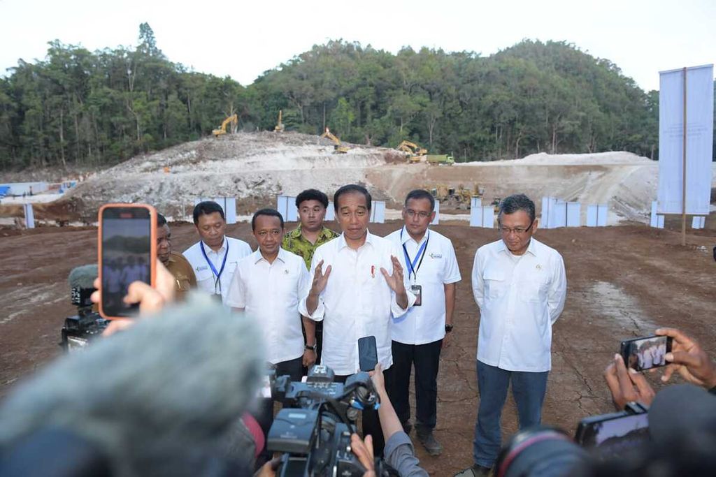 Presiden Joko Wido melakukan peletakan batu pertama atau <i>groundbreaking </i>Proyek Strategis Nasional (PSN) Kawasan Industri Pupuk Fakfak, Kabupaten Fakfak, Provinsi Papua Barat, pada Kamis, 23 November 2023.