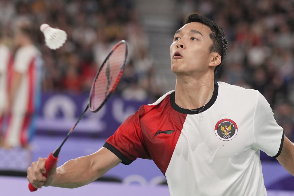 Tunggal putra Indonesia, Jonatan Christie, saat menghadapi pemain Belgia, Julien Carraggi, pada cabang bulu tangkis Olimpiade Paris 2024 di Porte de la Chapelle Arena, Paris, Sabtu (27/7/2024). 