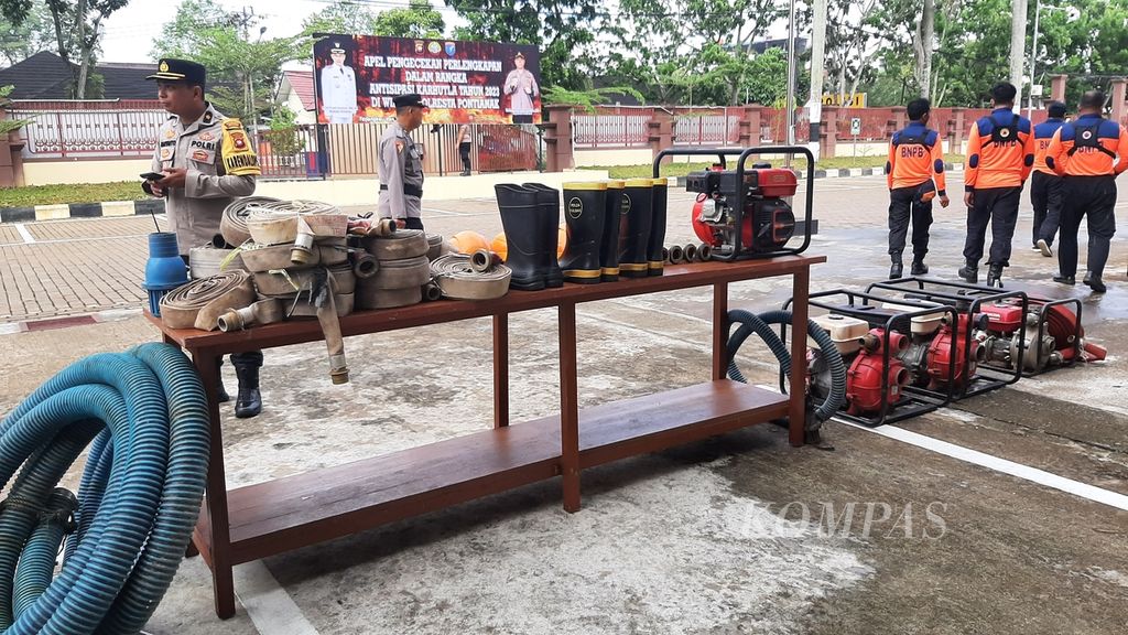 Sejumlah perlengkapan antisipasi kebakaran lahan dari berbagai instansi terkait dalam apel antisipasi kebakaran lahan di Kota Pontianak, Kalimantan Barat, Selasa (7/3/2023).