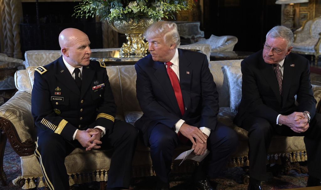 Foto pada 20 Februari 2017 ini memperlihatkan Keith Kellogg, penasihat Dewan Keamanan Nasional (kanan), dan Letnan Jenderal HR McMaster (kiri) mendampingi Donald Trump saat masih menjabat sebagai presiden di Mar-a Lago, Palm Beach, Florida, AS.