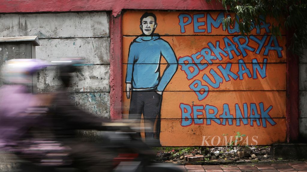 Mural berisi pesan untuk menghindari perkawinan usia dini dan lebih mengejar prestasi dan berkarya di Jalan Bekasi Timur Raya, Jakarta Utara, Kamis (20/2/2020). Menurut Undang-Undang Nomor 16 Tahun 2019 tentang Perubahan UU No 1/1974 tentang Perkawinan, batas minimal usia perkawinan adalah 19 tahun. 