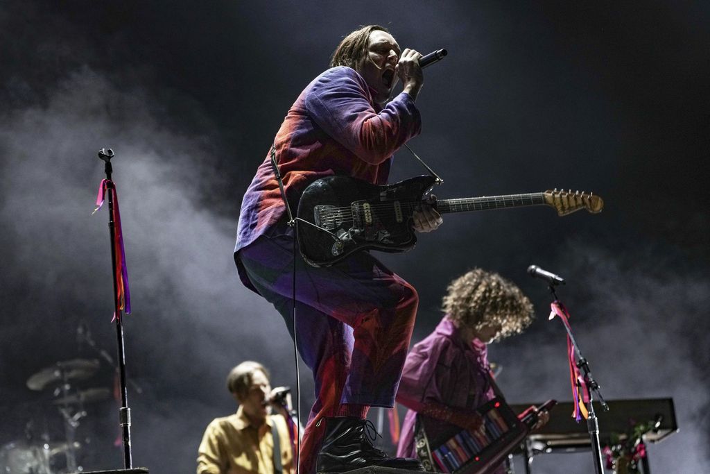 Vokalis Arcade Fire, Win Butler, tampil di Estereo Picnic Music Festival di Bogota, Kolombia, 24 Maret 2024. 