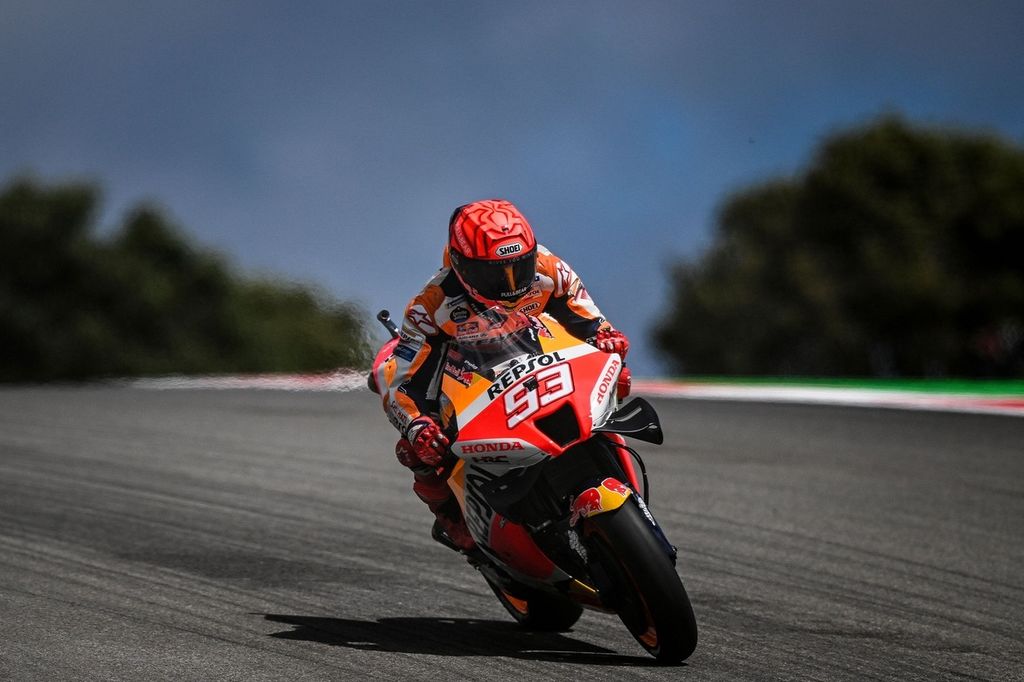 Pebalap tim Repsol Honda, Marc Marquez, memacu motornya pada sesi kualifikasi MotoGP seri Portugal di Sirkuit Internasional Algarve, Portimao, Sabtu (23/4/2022). 