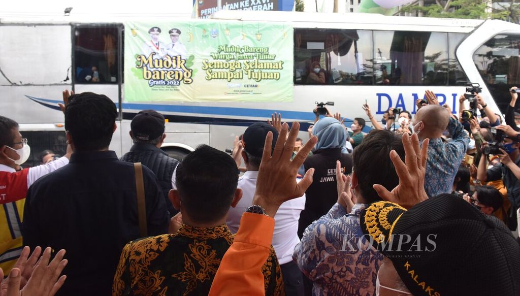 Pemberangkatan bus Mudik Bareng Gratis 2022 di Depan Kantor Dishub Jawa Timur, Kota Surabaya, Jawa Timur, Kamis (28/4/2022). 