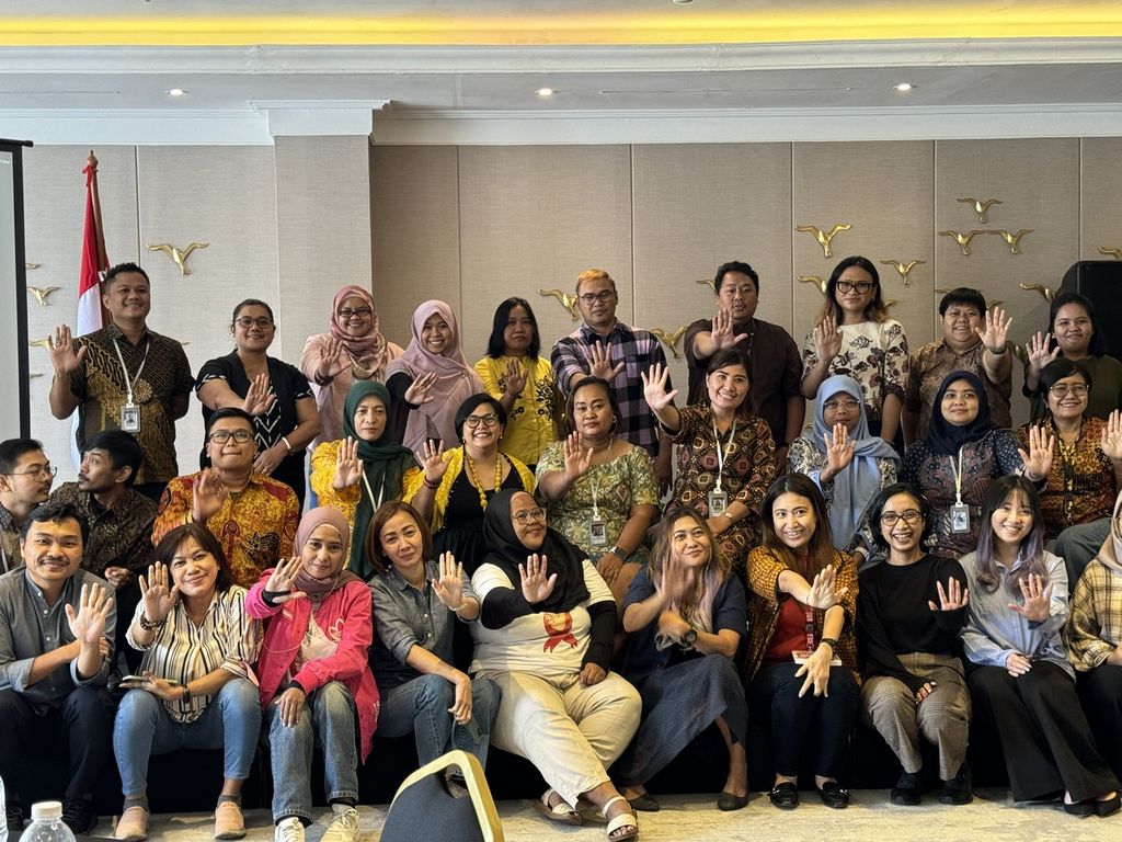 Peserta diskusi berfoto bersama seusai diskusi “Peluncuran Catatan Tahunan (Catahu) Delila: Data Penerimaan Pengaduan Kekerasan Perempuan dengan HIV Periode Pendokumentasian Tahun 2023” di Jakarta, Rabu (7/2/2024). 