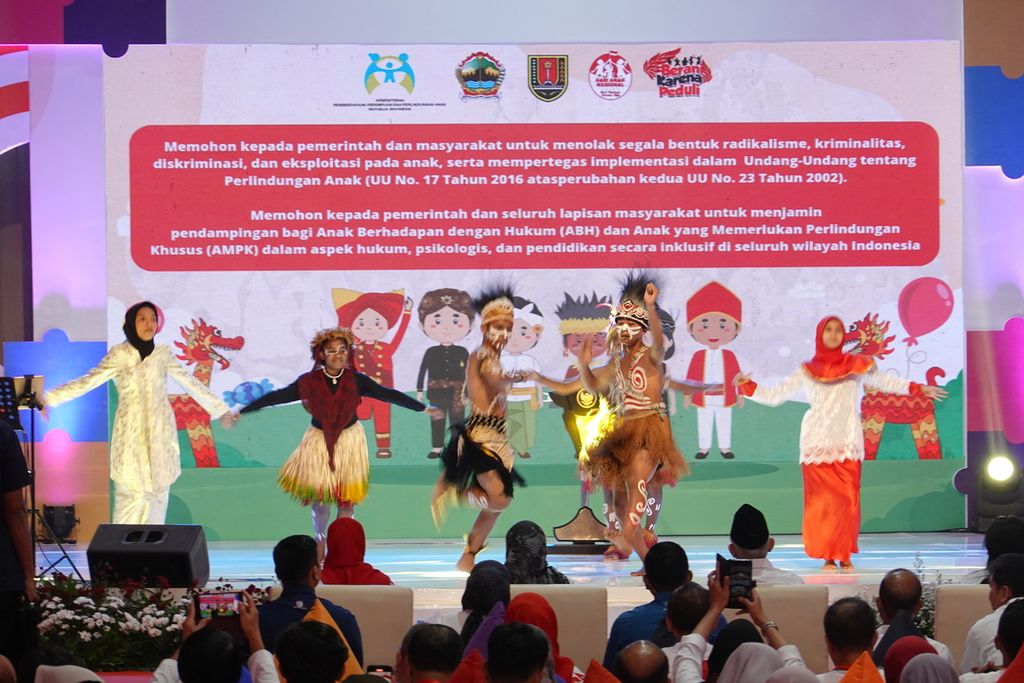 Anak-anak menampilkan pertunjukan teater ketika dibacakan Suara Anak Indonesia (SAI) tahun 2023 yang turut diserukan oleh Forum Anak Nasional sebagai bentuk perwujudan hak berpartisipasi pada Puncak Peringatan Hari Anak Nasional Tahun 2023 di Semarang, Jawa Tengah, pada Minggu (23/7/ 2023), dengan tema "Anak Terlindungi, Indonesia Maju".