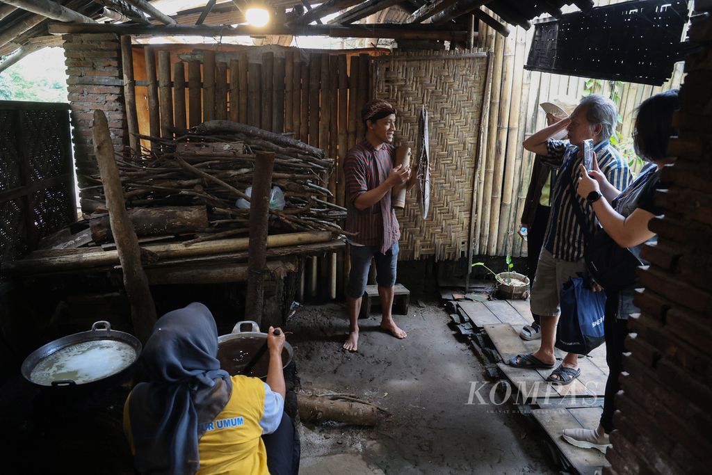  Tourists receive an explanation of the process of making brown sugar at the Coffee Gubuk, Karangrejo Village, Borobudur, Magelang, Central Java, Wednesday (19/10/2022). The Java sugar industry in the village continues to be maintained so that it becomes a superior product that has a tourist attraction.