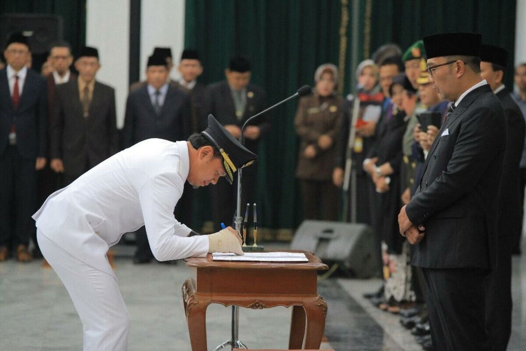 Bima Arya menandatangani dokumen pelantikannya sebagai Wali Kota Bogor 2019-2024 di hadapan Gubernur Jawa Barat Ridwan Kamil, di Bandung, Sabtu (20/4/2019) pagi. Ini periode keduanya sebagai Wali Kota Bogor.
