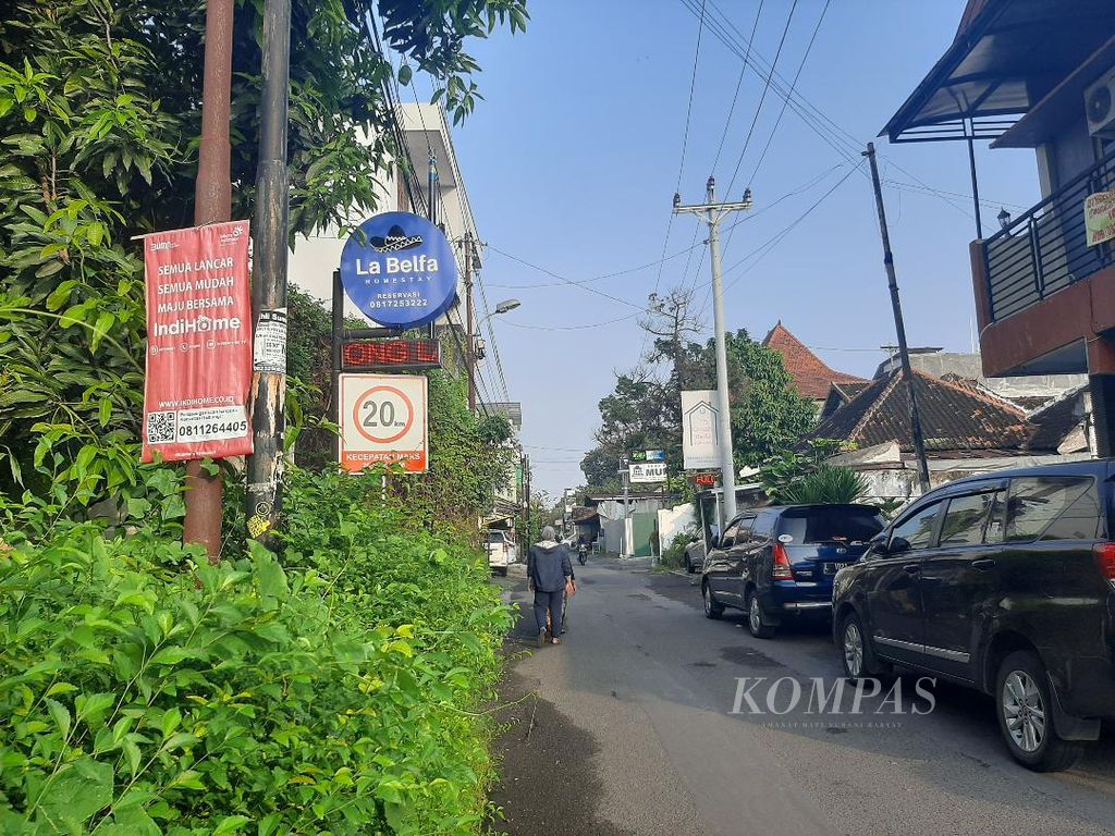 Papan nama-nama penginapan tampak ramai terlihat di Jalan Prawirotaman 2, Kampung Prawirotaman, Yogyakarta, Sabtu (7/5/2022). Berapa penginapan tampak menginformasikan ketersediaan kamar melalui tulisan bergerak di lampu LED.