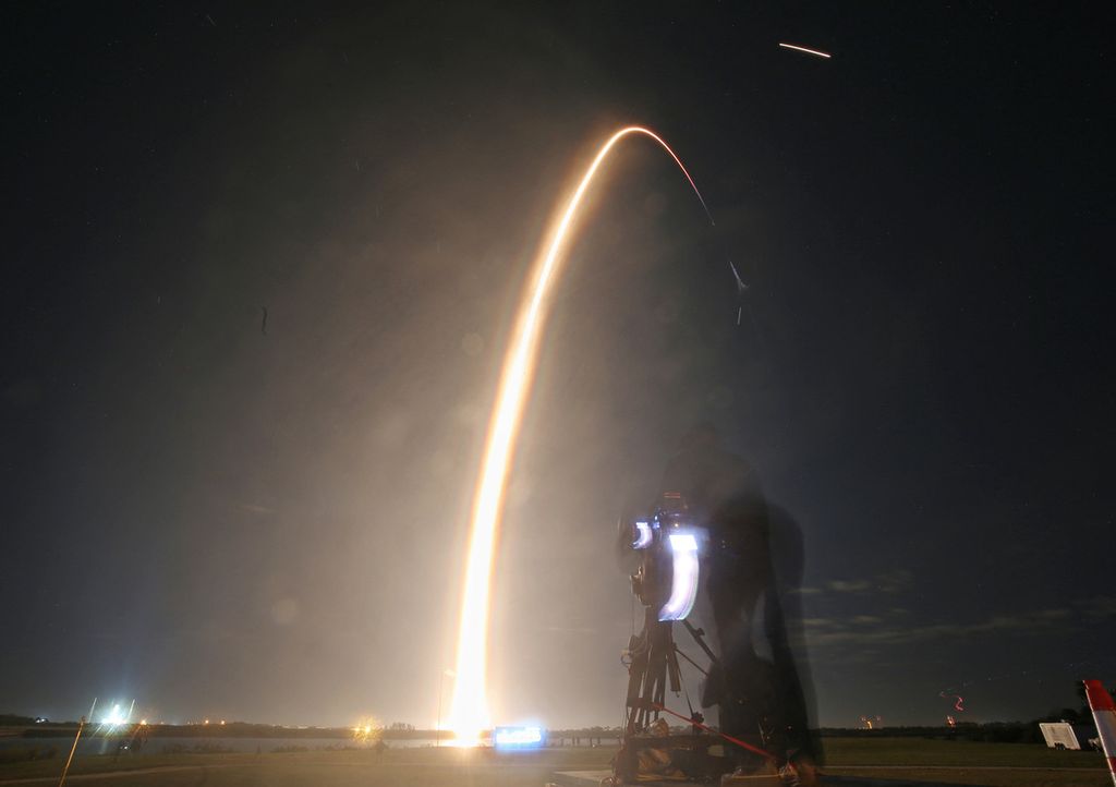 Roket SpaceX Falcon 9 lepas landas dari Florida, AS, Kamis (15/2/2024). Salah satu anak usaha SpaceX diketahui mendapat kontrak 1,8 miliar dollar AS untuk pengembangan satelit mata-mata.