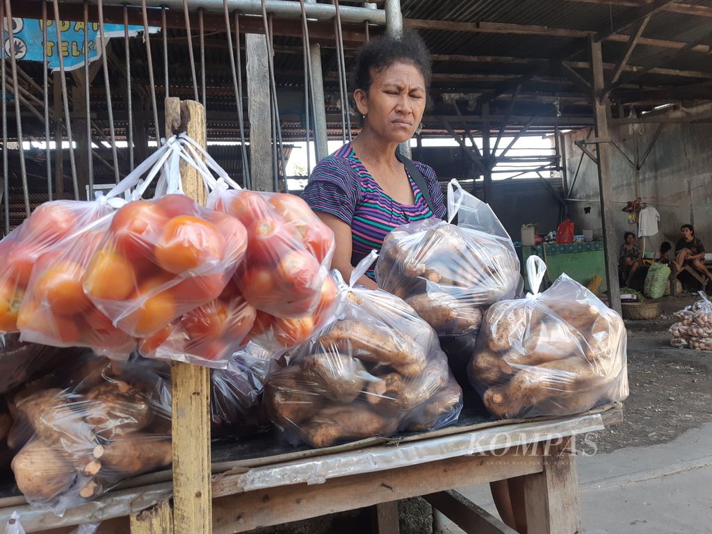 Ubi jalar dan keladi dijual di Pasar Kasih Naikoten, Kota Kupang, Nusa Tenggara Timur, Kamis (22/2/2024). Harga beras mahal, sebagian warga beralih ke pangan lokal. 