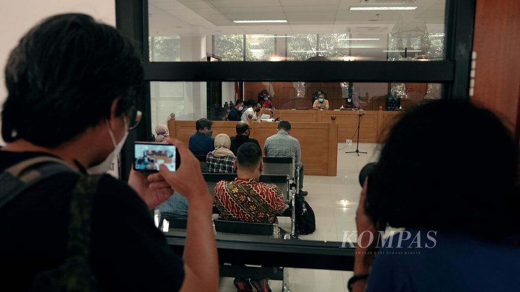 Jurnalis merekam gambar dari luar ruang sidang perdana gugatan mantan pegawai Komisi Pemberantasan Korupsi (KPK) terhadap Presiden Joko Widodo, lima pimpinan KPK serta Kepala Badan Kepegawaian Negara (BKN) di Pengadilan Tata Usaha Negara (PTUN), Jakarta Timur, Kamis (10/3/2022). 