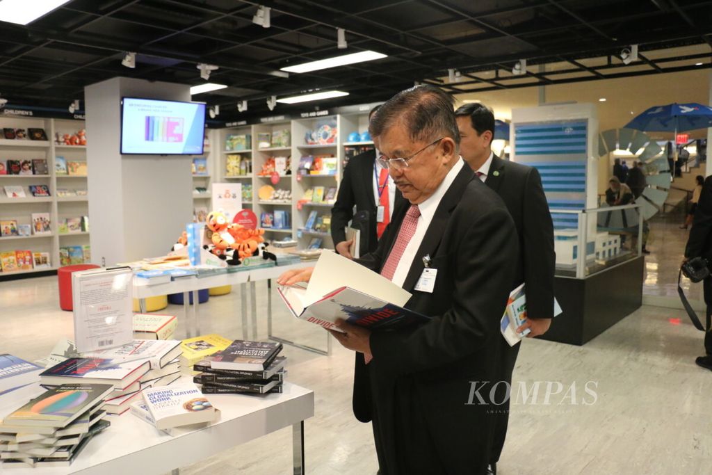 Wapres Kalla memilih buku di toko buku PBB di Markas Besar PBB. Ini dilakukan di sela pertemuan-pertemuan di Sidang Umum PBB. JK biasa menyisihkan waktu untuk membaca di pagi dan malam hari.