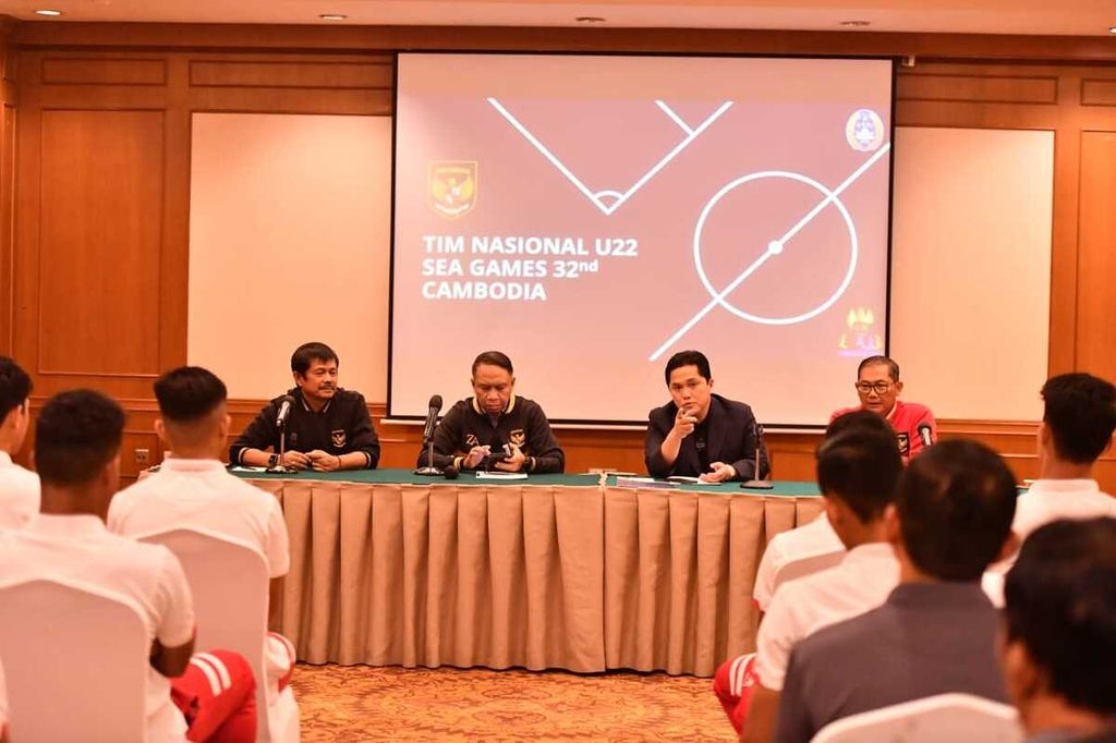 Pertemuan Ketua Umum PSSI Erick Thohir saat mengumumkan 20 pemain Tim Indonesia U-22 untuk SEA Games Kamboja 2023 di Hotel Sultan, Jakarta, Jumat (21/4/2023). Tim sepak bola akan bertolak ke Kamboja pada Selasa (25/4/2023). 