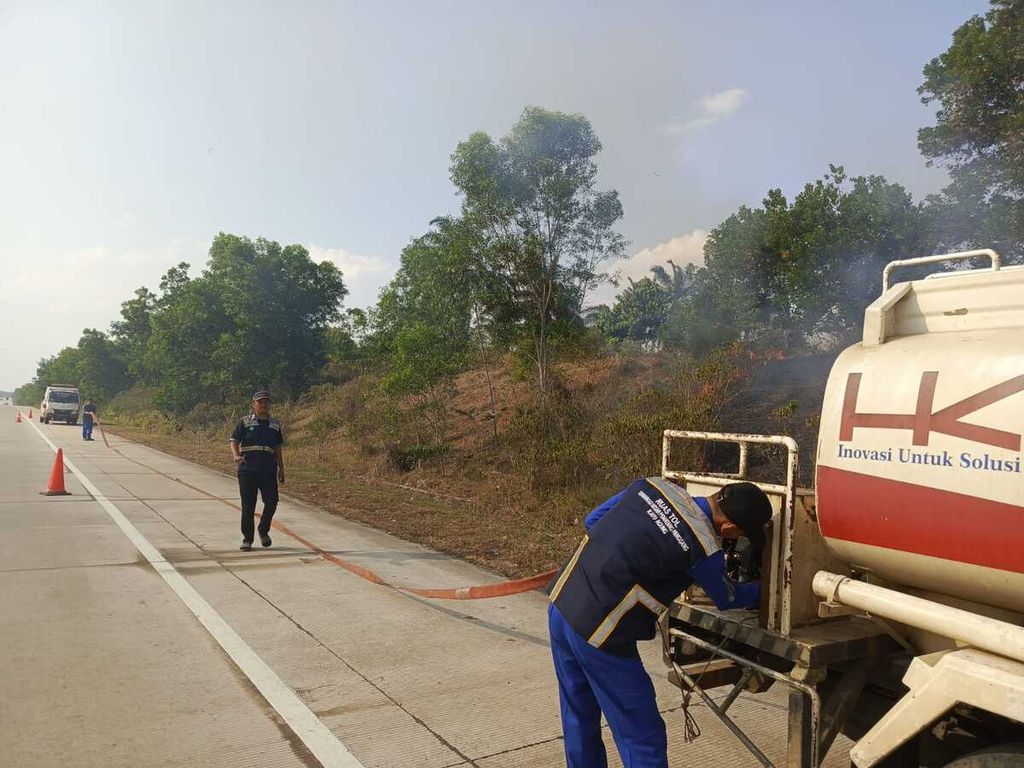 Petugas sedang memadamkan api di sekitar jalan Tol Terbanggi Besar-Pematang Panggang-Kayu Agung yang berada di wilayah Lampung, beberapa waktu lalu. Sepanjang Januari-September 2024, pihaknya mencatat ada 30 kejadian kebakaran lahan di sekitar area Tol Terpeka yang meliputi wilayah Lampung dan Sumsel.