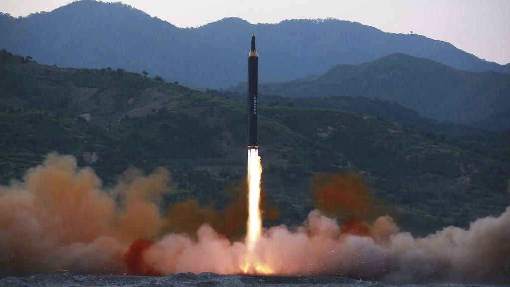 Roket balistik  strategis jarak jauh, Hwasong-12 (Mars-12), diluncurkan dalam sebuah uji coba, seperti terlihat pada foto tanpa tanggal yang dirilis kantor berita Korea Utara, KCNA, Senin (15/5). 
