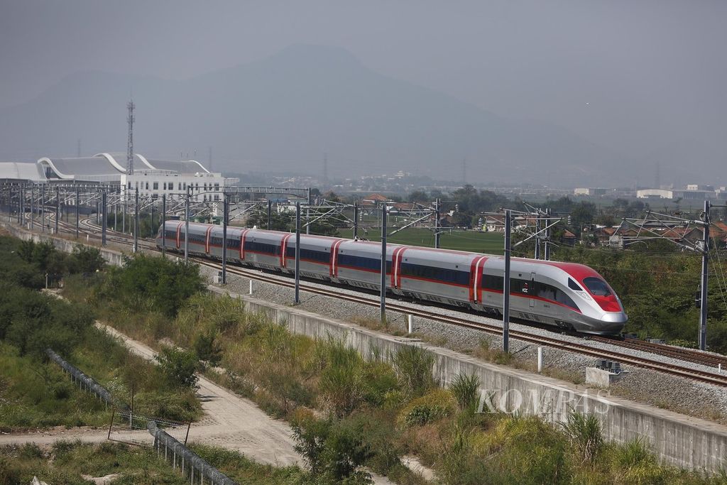 Uji coba kereta cepat dari Stasiun Tegalluar menuju Stasiun Padalarang, Bandung, Jawa Barat, Jumat (4/8/2023). 