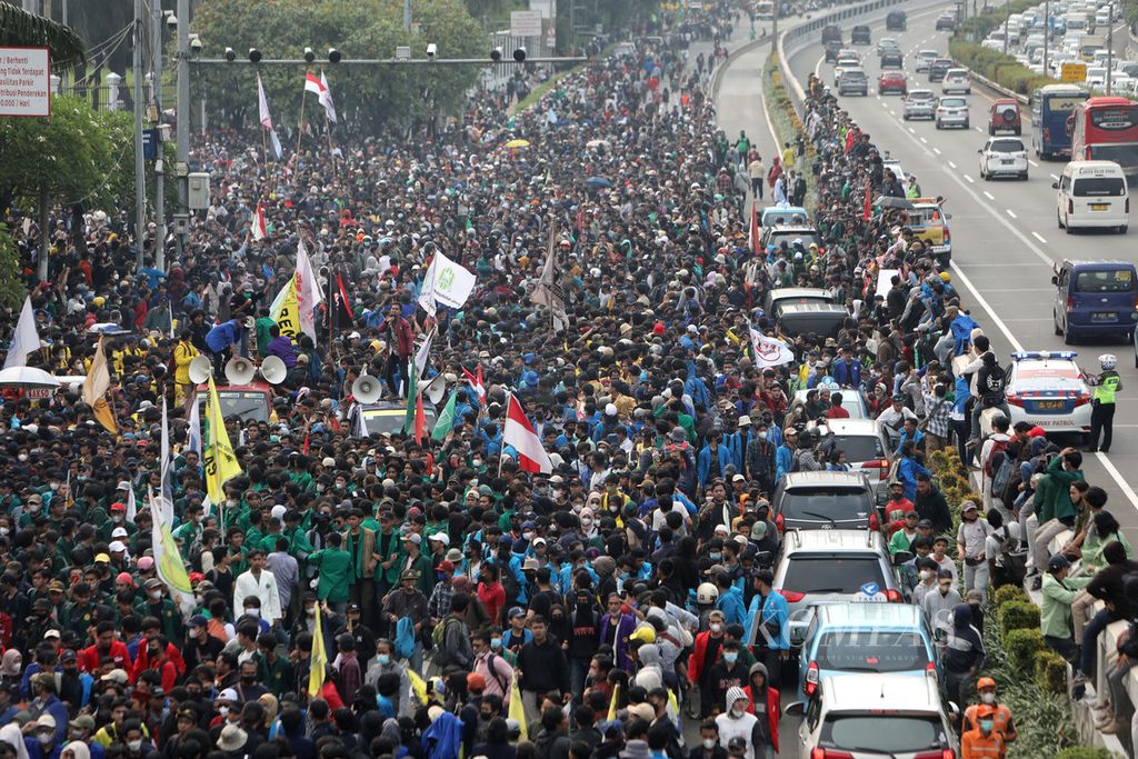 Massa mahasiswa saat berunjuk rasa di depan Gedung Parlemen, Senayan, Jakarta, Senin (11/4/2022). 