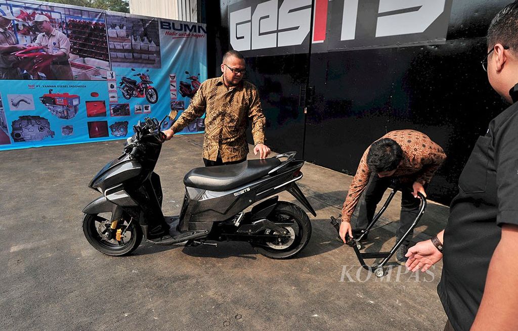 Purwarupa  sepeda motor listrik GESITS (Garansindo Electric Scooter ITS) di kawasan industri Wijaya Karya, Cileungsi, Kabupaten Bogor, Jawa Barat, Jumat (18/8). Sepeda motor listrik tersebut dijadwalkan akan diproduksi pada akhir 2017.