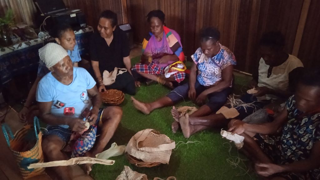 Kegiatan pemberdayaan Kelompok Perempuan Adat Ingger Wewal di Sekolah Lapang Kire-Kire Syal Gwibin Gol untuk Kelompok Perempuan Adat Ingger Wewal di Kampung Sawesuma, Kabupaten Jayapura, Papua, pada Jumat (15/7/2022).