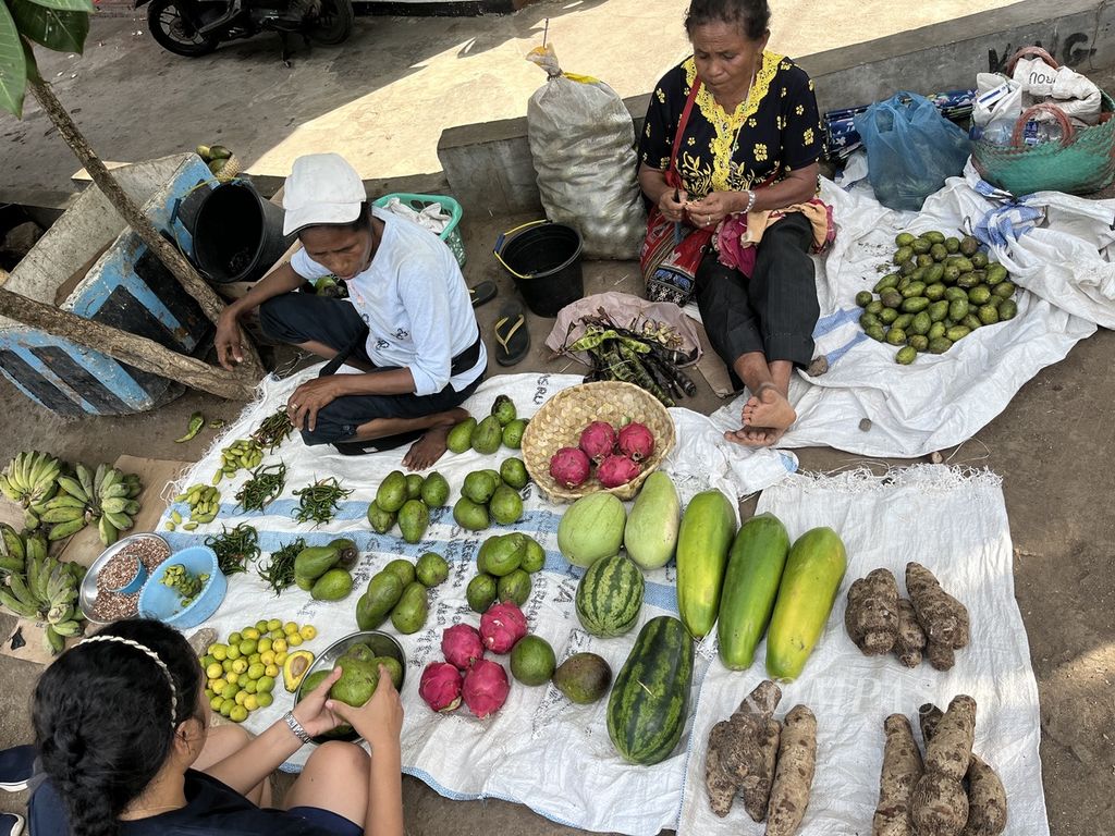 El Nino menyebabkan rendahnya curah hujan di Nusa Tenggara Timur sehingga masyarakat terancam mengalami gagal panen padi dan jagung. Namun, umbi-umbian, seperti keladi, masih bertahan dan banyak dijajakan di pasar Larantuka, Flores Timur, NTT, Selasa (5/3/2024). 