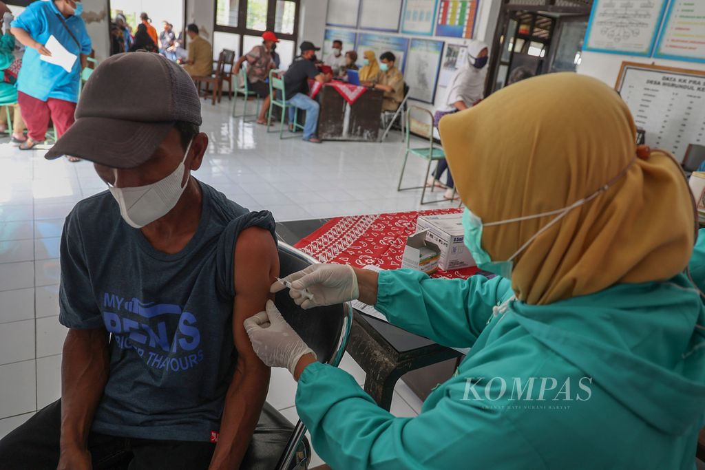 Warga mengikuti vaksinasi Covid-19 penguat di kantor Desa Ngrundul, Kebonarum, Klaten, Jawa Tengah, Senin (18/4/2022). Suntikan vaksin penguat tersebut menjadi salah satu syarat pengambilan dana Bantuan Langsung Tunai (BLT) di tempat yang sama.