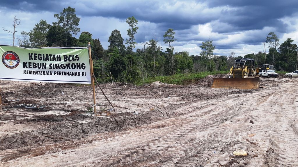 Spanduk lokasi program singkong dari Kementerian Pertahanan di Desa Tewai Baru, Kabupaten Gunung Mas, Kalimantan Tengah, Sabtu (28/11/2020). 