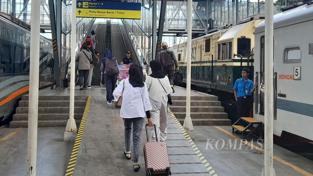 Penumpang mudik yang menggunakan KA Tawang Alun dari Banyuwangi turun di Stasiun Malang, Jawa Timur, Minggu (7/4/2024).