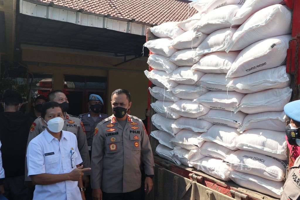  Indramayu Police Chief Adjunct Senior Commissioner Lukman Syarif (second from left) together with Acting Head of the Food and Agriculture Security Agency Ahmad Syadali (left) provide information to the media crew regarding the disclosure of alleged irregularities in subsidized fertilizers in Indramayu, West Java, Wednesday (16/2/ 2022)..