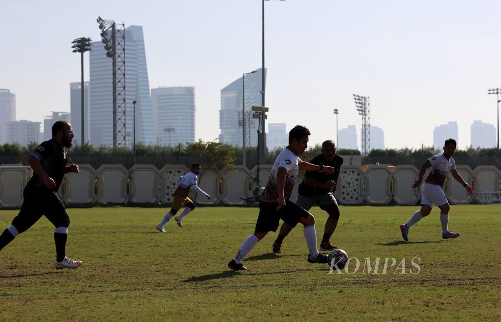Suasana pertandingan sepak bola yang dilakukan komunitas diaspora Indonesia di lapangan Doha Sports Club di Al Egla, Lusail, Minggu (20/1/2024). Mereka rutin bermain sepak bola dan juga mengikuti kompetisi antarklub di bawah naungan Indonesian Football Association in Qatar. 