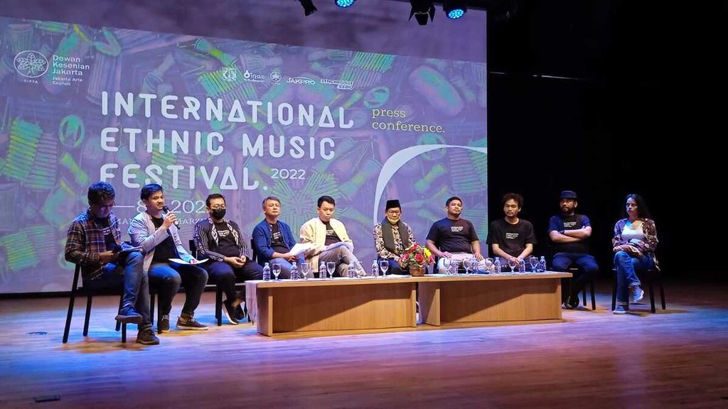 Suasana jumpa pers sekaligus pembuka International Ethnic Music Festival pada Senin (7/11/2022) di Teater Wahyu Sihombing, Taman Ismail Marzuki, Jakarta. Kegiatan ini merupakan kali ketiga diselenggarakan oleh Dewan Kesenian Jakarta (DKJ). Berbeda dengan tahun sebelumnya yang diadakan secara daring, kali ini acara dilaksanakan secara tatap muka dari 7 sampai 8 November 2022.