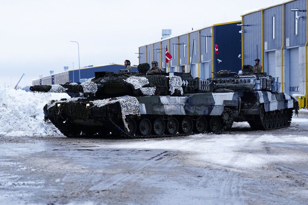 Tank Leopard 2 milik Denmark di pusat latihan tempur Tapa, Estonia, pada 19 Januari 2023. Denmark menjanjikan sebagian tank itu akan diberikan ke Ukraina.