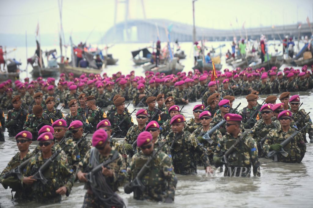 Pasukan Marinir mengikuti HUT ke-71 Korps Marinir di Pantai Tambak Wedi di Surabaya, Selasa (15/11/2016). Kota Surabaya menjadi salah satu basis militer berikut industri pendukung militer.