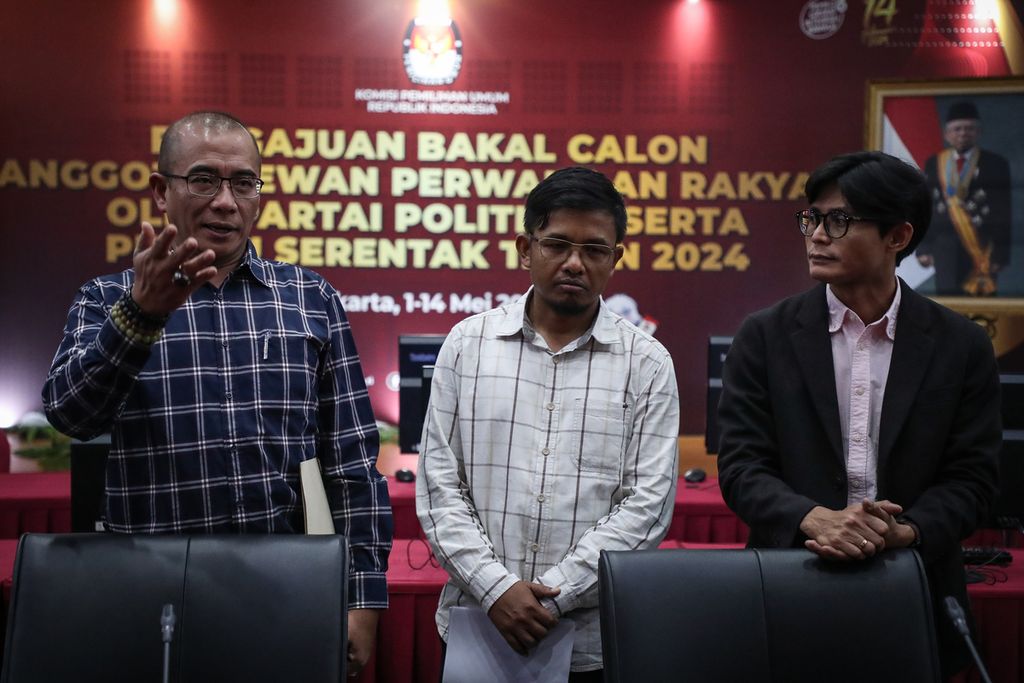 Ketua KPU Hasyim Asy'ari (kiri) serta anggota KPU, Idham Holik (tengah) dan August Mellaz, meninjau ruangan pengajuan bakal calon anggota DPR di Kantor KPU, Jakarta, Minggu (30/4/2023). 