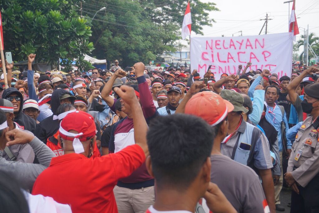 Sekitar seribu nelayan di Kabupaten Cilacap, Jawa Tengah, menggelar demonstrasi menolak Peraturan Pemerintah Nomor 85 Tahun 2021 tentang Jenis dan Tarif atas Jenis Penerimaan Negara Bukan Pajak yang Berlaku pada Kementerian Kelautan dan Perikanan, Kamis (19/1/2023).
