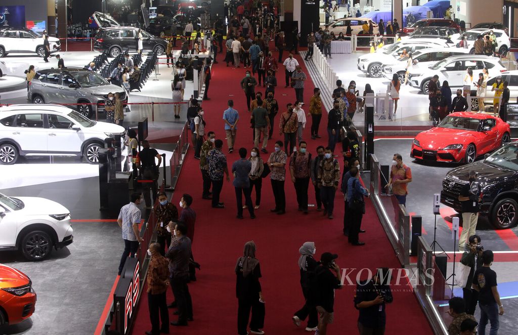Activities in the exhibition hall after the opening of the Indonesia International Motor Show (IIMS) Hybrid 2022 at JI Expo Kemayoran, Jakarta, Thursday (31/3/2022). IIMS 2022 is followed by a row of four-wheel, two-wheel and aftermarket automotive manufacturers..